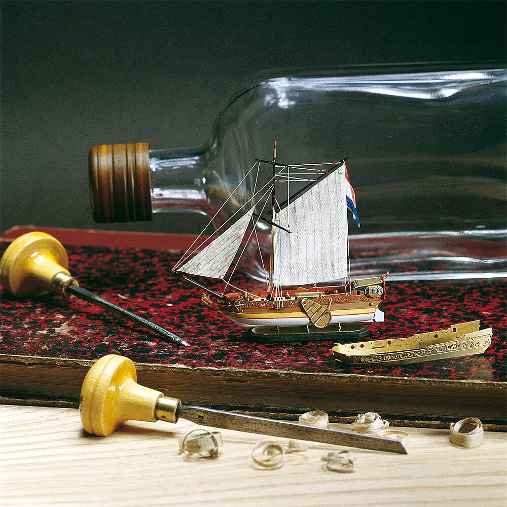 AMATI B1350  1/300 Golden Yacht 