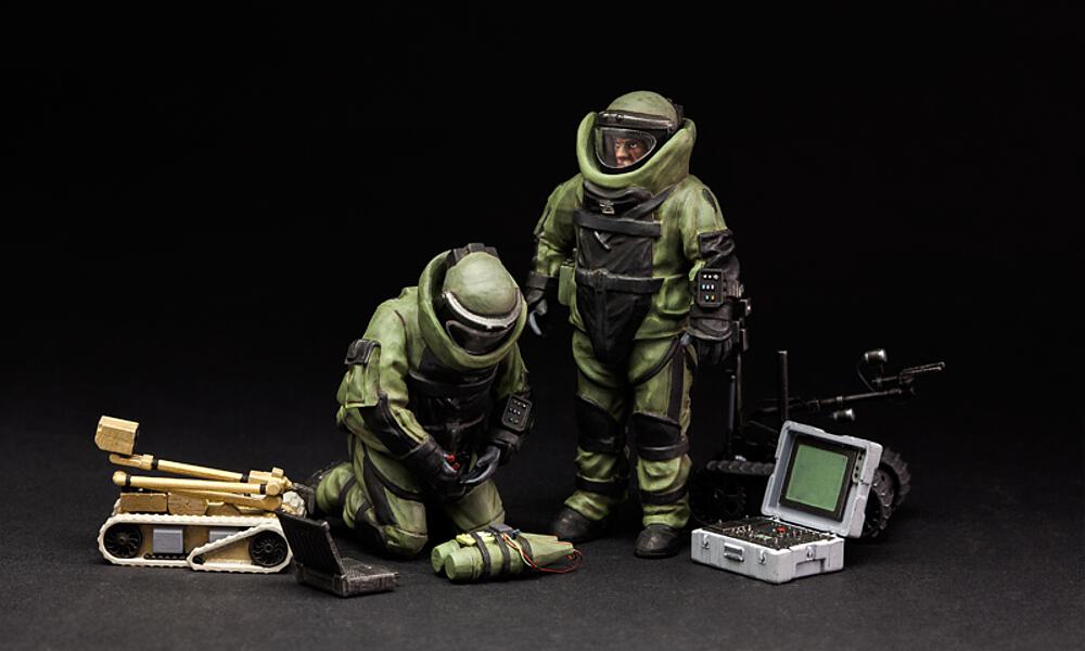 MENG MODEL HS-003  1/35 Équipe de déminage avec robot 