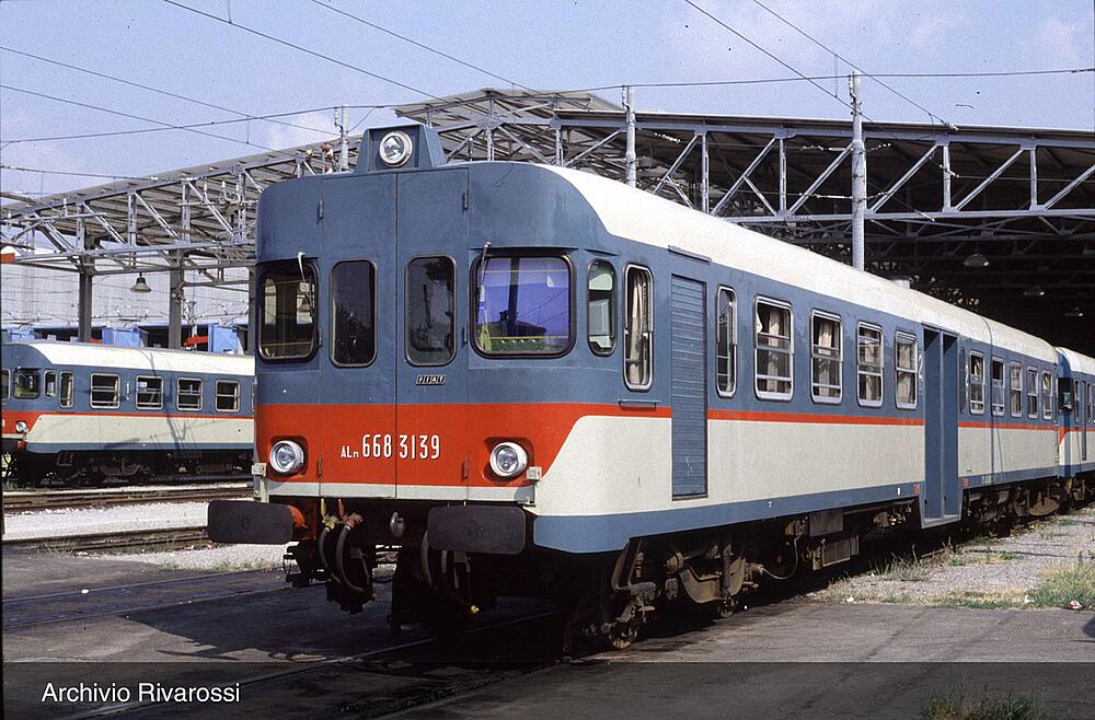 ARNOLD HN2552S  1/160   FS, Automotrice diesel à 2 éléments ALn 668 série 3100, bleu clair/beige, fenêtre frontale plate 