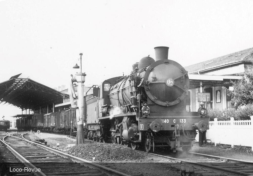 JOUEF HJ2415  1/87   SNCF, locomotive à vapeur 140 C 133, avec tender 18 B 12, région Est), vert/noir avec bande rouge 
