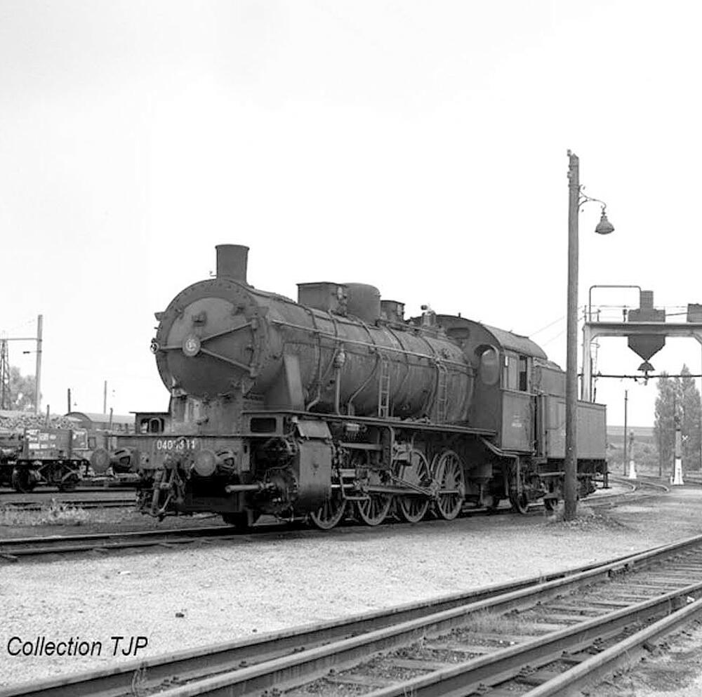 Locomotive à vapeur 040D "Metz" - Jouef HJ2404 - HO 1/87 - SNCF - EP III série 040D, chaudière à trois dômes, noire 