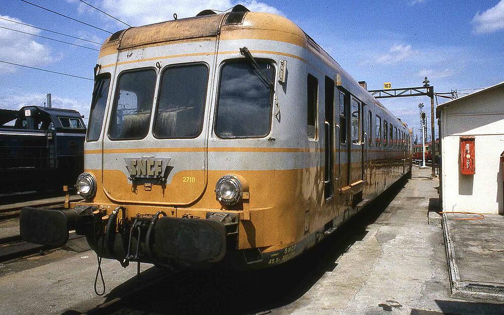 JOUEF HJ2388  1/87   SNCF, 2 automotrices diesel RGP2 série X 2700, orange/gris 