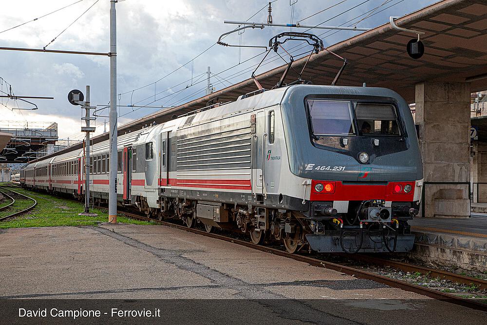 LIMA HL2665  1/87   FS Trenitalia, Locomotive électrique E.464, Intercity 