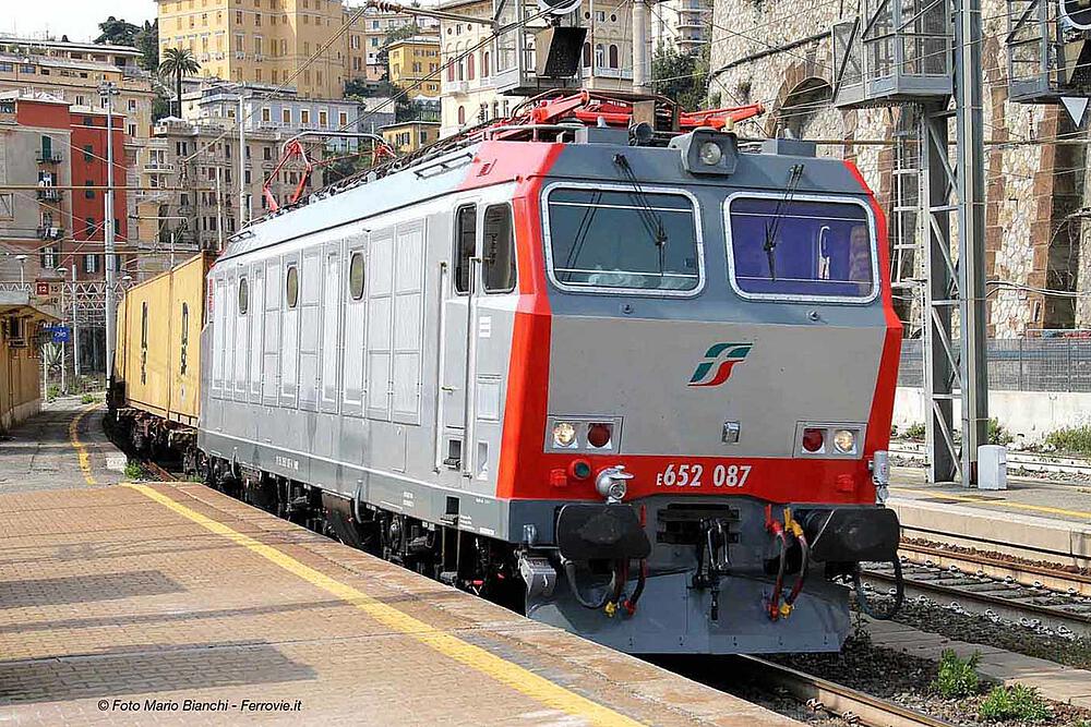 RIVAROSSI HR2797D  1/87   FS, Locomotive électrique série E.652 108, rouge/argent, FS Mercitalia 