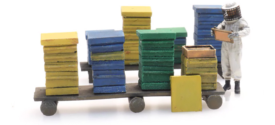Ruches à magasins avec apiculteur H0 1:87 Modèle fini en résine, peint Artitec 387.477  