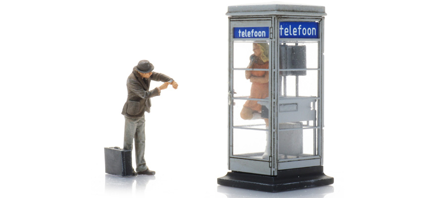Cabine téléphonique PTT années 1960-70 + 2 figurines H0 1:87 Modèle fini en résine, peint Artitec 387.624  