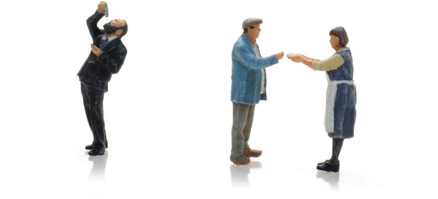 Vendeuse et clients pour stand de harengs (3x) H0 1:87 Modèle fini Figurines, peintes Artitec 5870019  