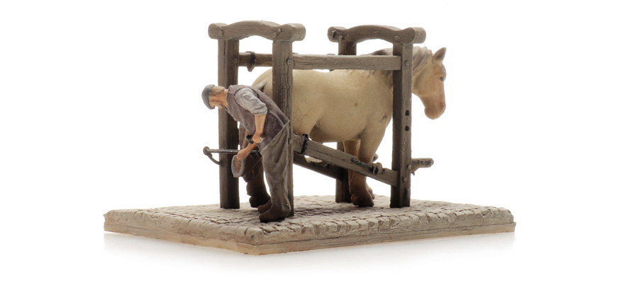 Stand de ferrage, cheval et maréchal-ferrant Z 1:220 Modèle fini en résine, peint Artitec 322.029  