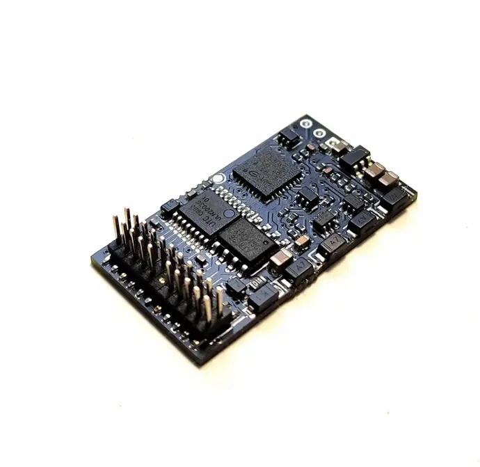 RB2212 (Plux22) Décodeur de locomotive 1,5 A moteur 9 sorties de fonctions  RailBOX Electronics
