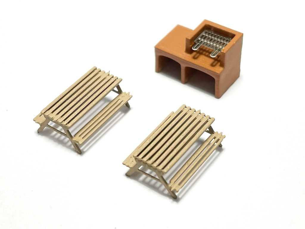 Barbecue de parc et 2 tables de pique-nique échelle N N-TRAIN 211023