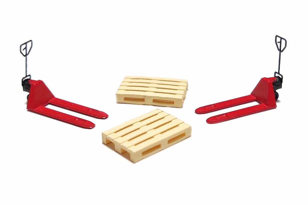 2 transpalettes rouges et 2 europalettes échelle H0 87TRAIN 221026