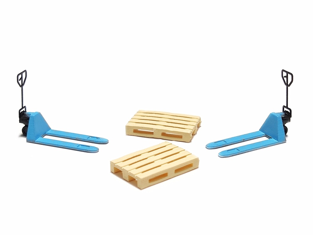 2 transpalettes bleues et 2 europalettes échelle H0 87TRAIN 221028