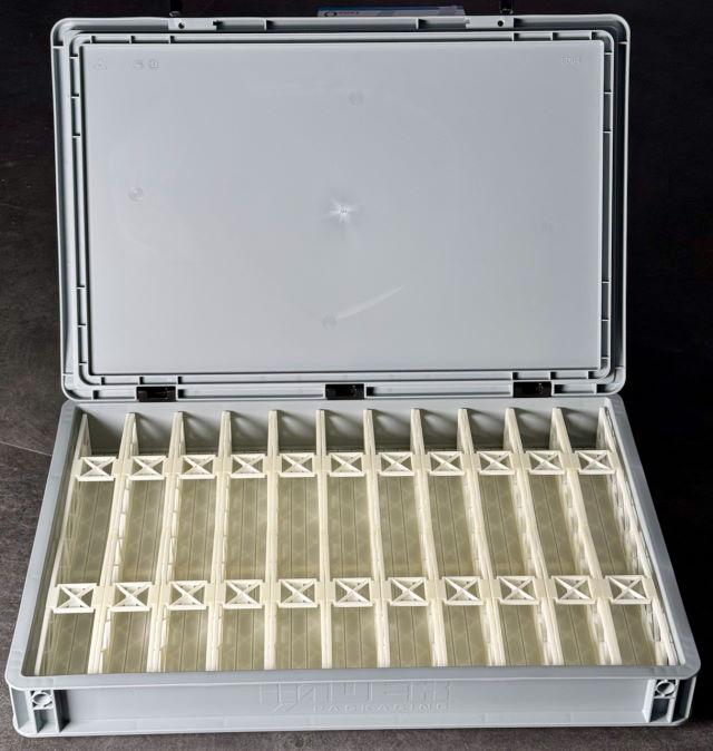 [RMA 201001] Boîte de rangement et transport 60 x 40 cm avec 11 stalles de rangement base rainurée écartement HO pour matériel roulant avec mousse protectrice RMA 201001