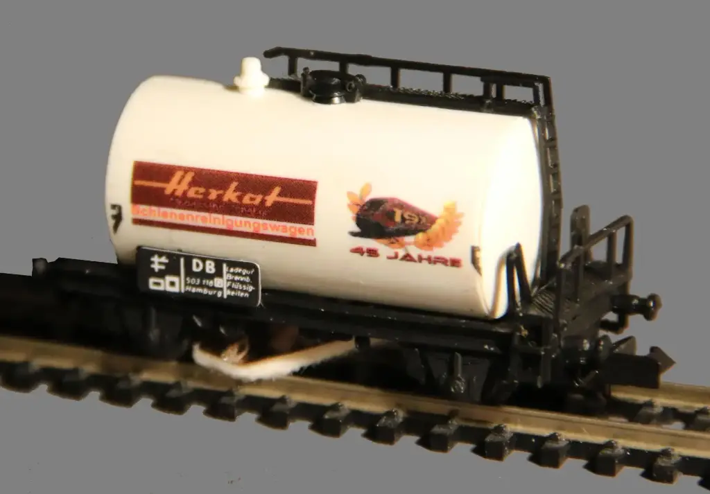 [Herkat 1409] Herkat 1409 échelle N  Wagon de nettoyage de voie à sec ou avec liquide, fourni avec 4 patins de remplacement