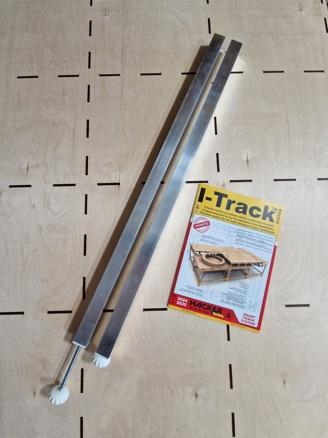 [HCT9890AL8] Pied en aluminium  3x3x82 cm avec vis de réglage pour modules  HCT9890AL8 I-Track France 