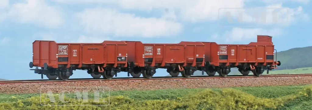 [ACME 45183] FS Italia lot de trois wagons à ridelles de type L (1919, 1940 et 1945) avec et sans guérite  marqués EUROP. ép.III ACME 45183