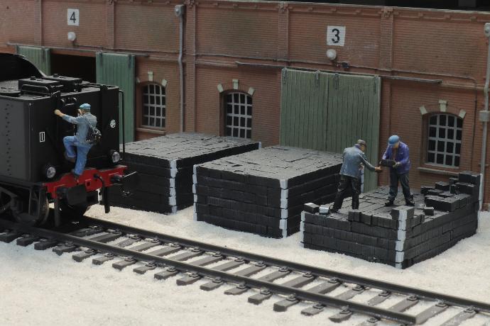 SNCF personnel chargeant des briquettes (3x) ready 1:87 ARTITEC 5870089