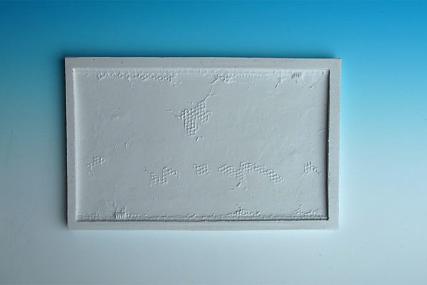 Spoerle 1010 -  route goudronnÃ©e droite, avec zones endommagÃ©es et fissures, avec plaque d'Ã©gout, env.88 par 146 mm